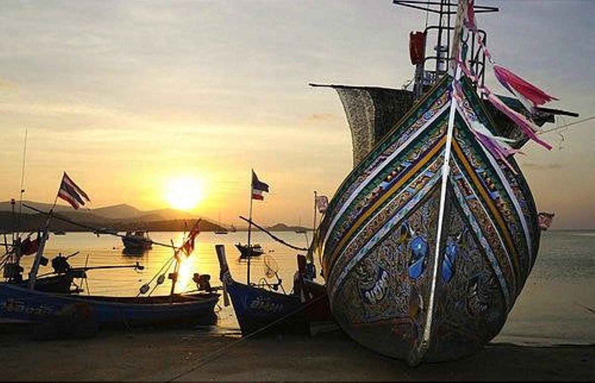 Barco de pesta en la Playa del Gran Buda, en la costa norte de Ko Samui.