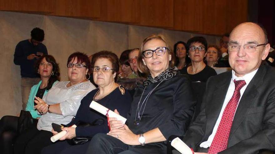 Juan José Fernández, Mariví Monteserín y Vicenta Gibello, con los premios.