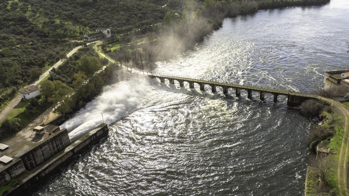 El embalse de Gabriel y Galán aliviando agua.