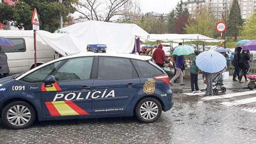 La patrulla policial, ayer, desplazada al mercadillo de la plaza de abastos para intimidar a los carteristas y atender a sus víctimas  // Iñaki Osorio