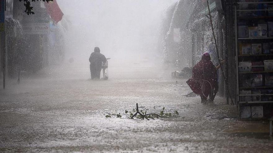 El paso del tifón Doksuri obliga a evacuar el centro de Vietnam