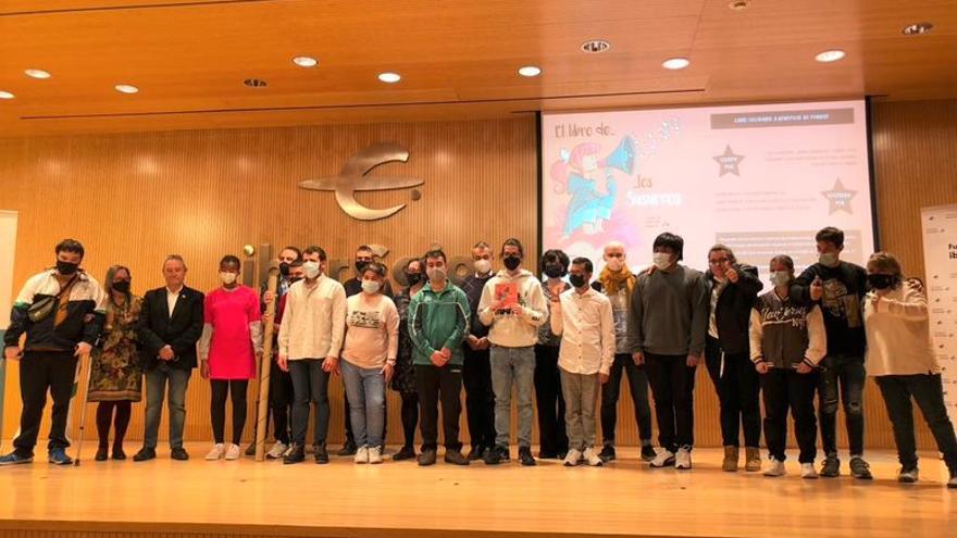 Foto de familia con alumnos de ATADES, ilustradores, escritores, representantes de FUNDAT y la Junta de Gobierno de ATADES, en la presentación de &#039;El libro de los susurros&#039;.