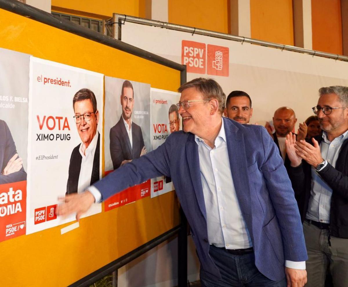 Mamen Peris estuvo en el centro de València y Carlos Flores protagonizó un acto previo con la candidatura. | INFORMACIÓN