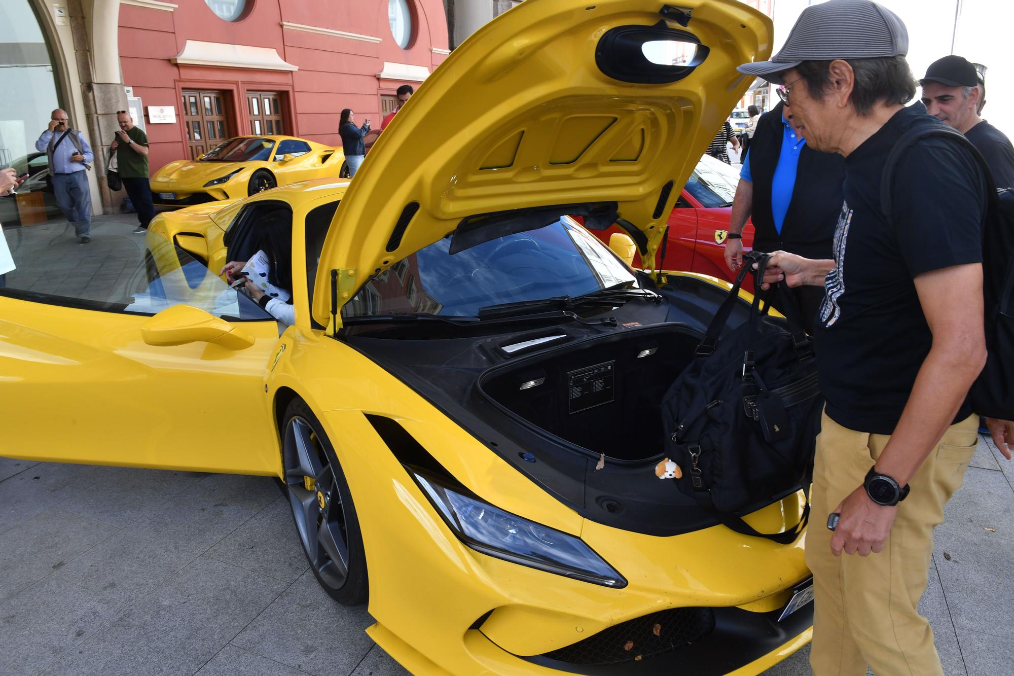 Vehículos Ferrari se pasean por O Parrote