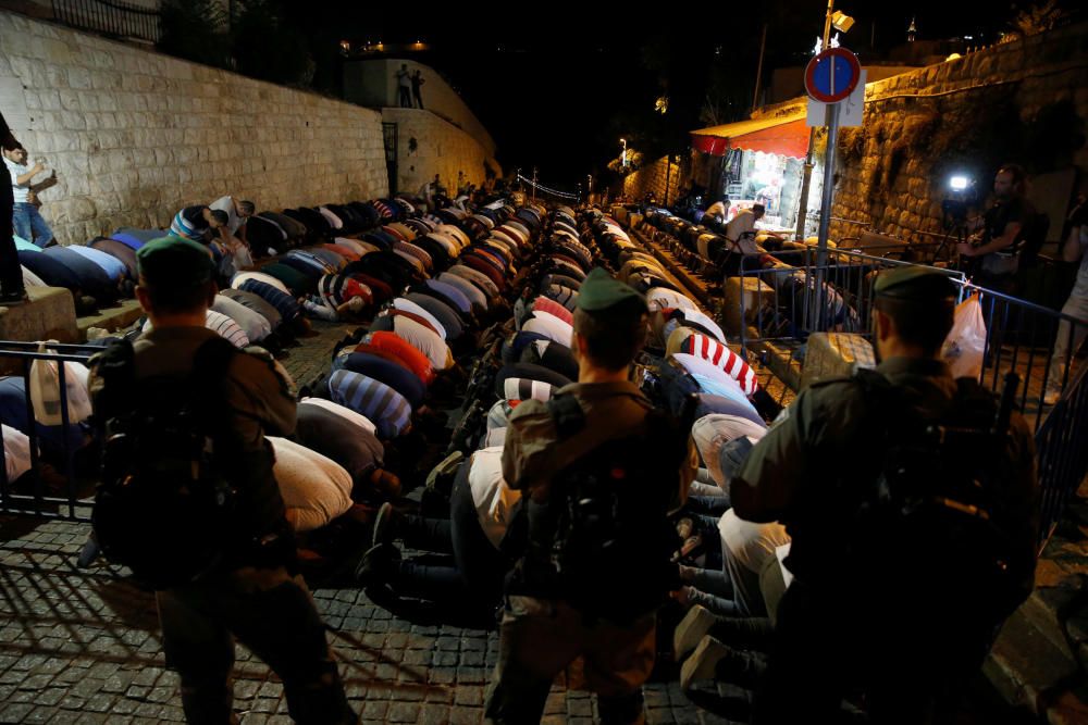 Israeli border police stand guard as ...