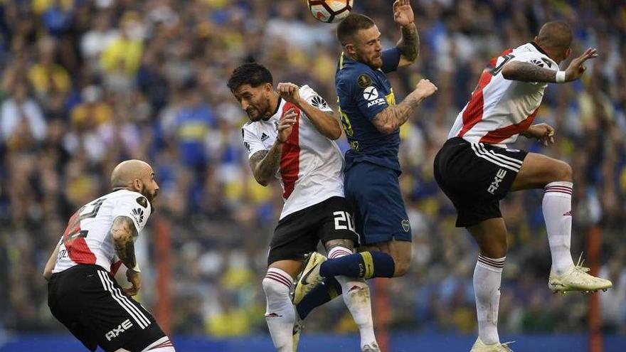 Milton Casco y Jonatan Maidana, en el centro, se disputan un balón aéreo, durante el partido disputado ayer en La Bombonera. // E. Abramovich