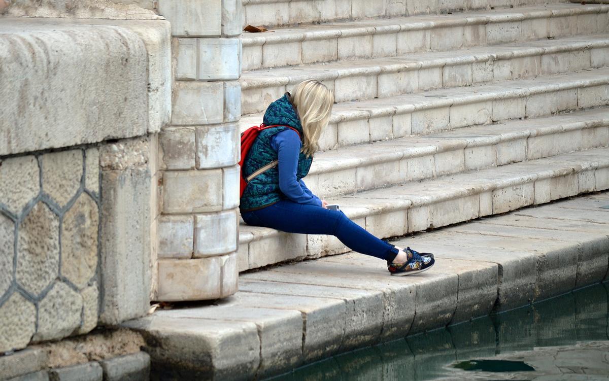 Una mujer soltera en una escalera.