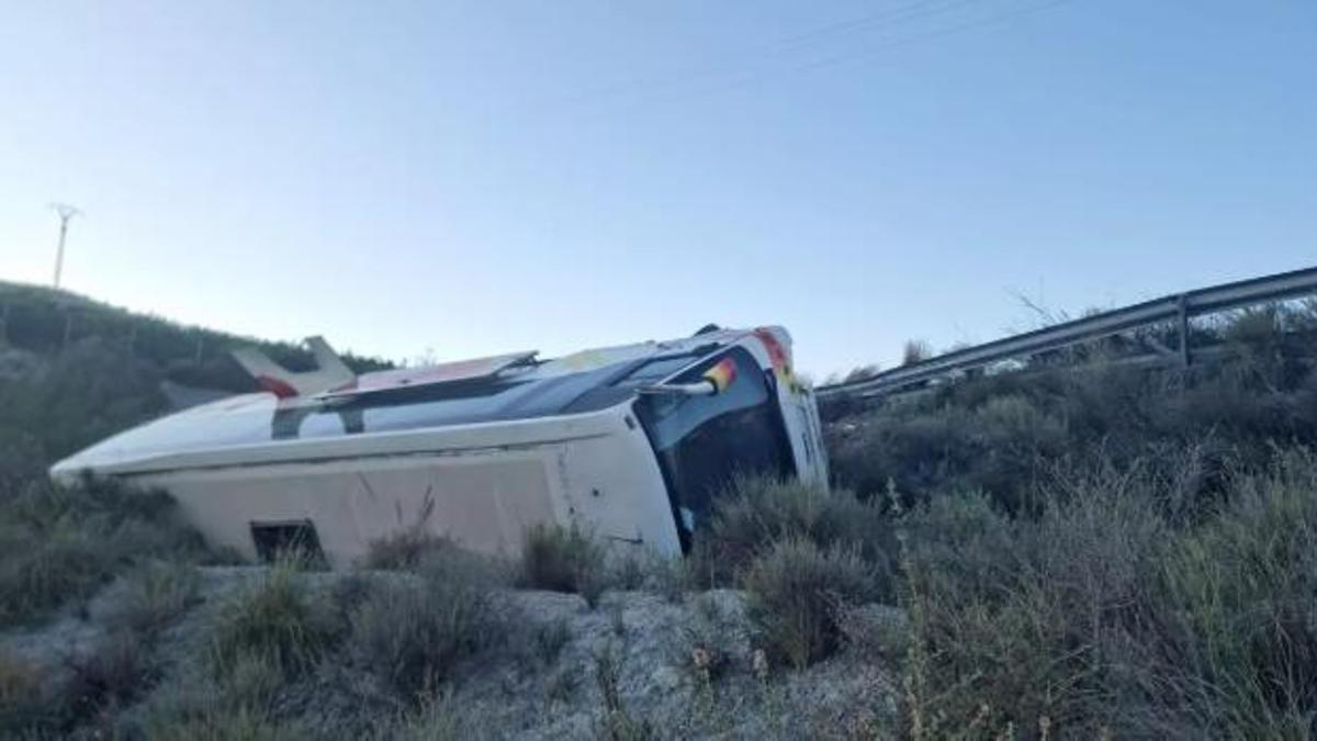 Imagen de archivo de un autobús accidentado en la citada carretera.