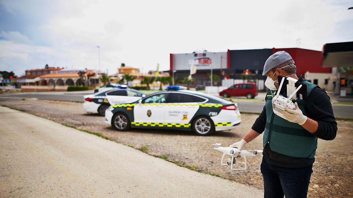 Un agente de la Benemérita, con un dron en la mano, en uno de los controles en la zona del litoral murciano en 2020. | IVÁN URQUÍZAR