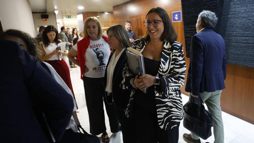 Cafés que unen a izquierda y derecha, pins, animal "print" y calcetines "cool": el pleno del debate sobre el estado de Asturias lució variopinto y en oscuro