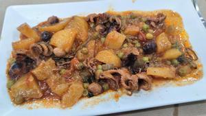 El estofado de pulpitos del menú del día de Bar Granja Rocxi.