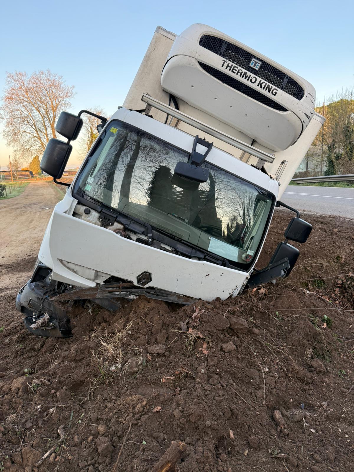 Les imatges del camió mig bolcat a Gualta