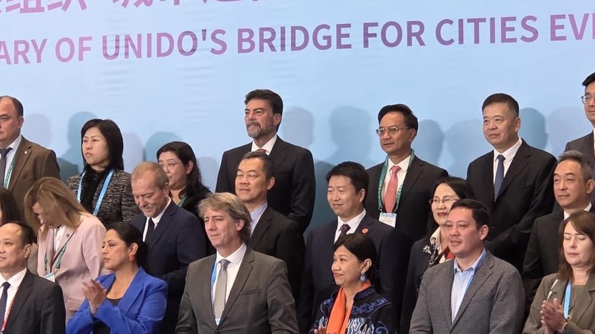El alcalde de Alicante, Luis Barcala, en el centro de la fila superior, este jueves en China.
