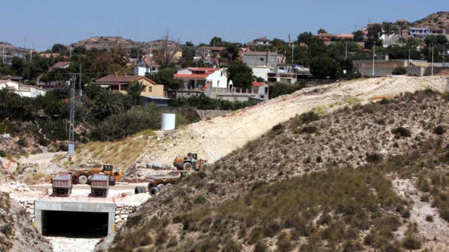 Panorámica de las casas afectadas por las obras; los desprendimientos registrados en una escalera y una de las tuberías de agua dañada, según la vecina, por las vibraciones.