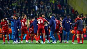 Istanbul (Turkey), 16/03/2023.- Sevilla’s players after the UEFA Europa League Round of 16, 2nd leg match between Fenerbahce SK and Sevilla FC, in Istanbul, Turkey, 16 March 2023. (Turquía, Estanbul) EFE/EPA/SEDAT SUNA