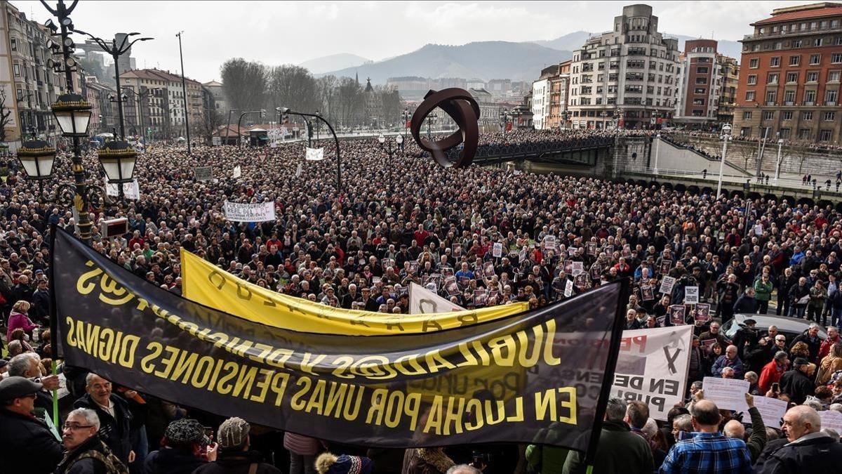 Miles de jubilados y pensionistas de Bizkaia se han manifestado hoy por las calles de Bilbao