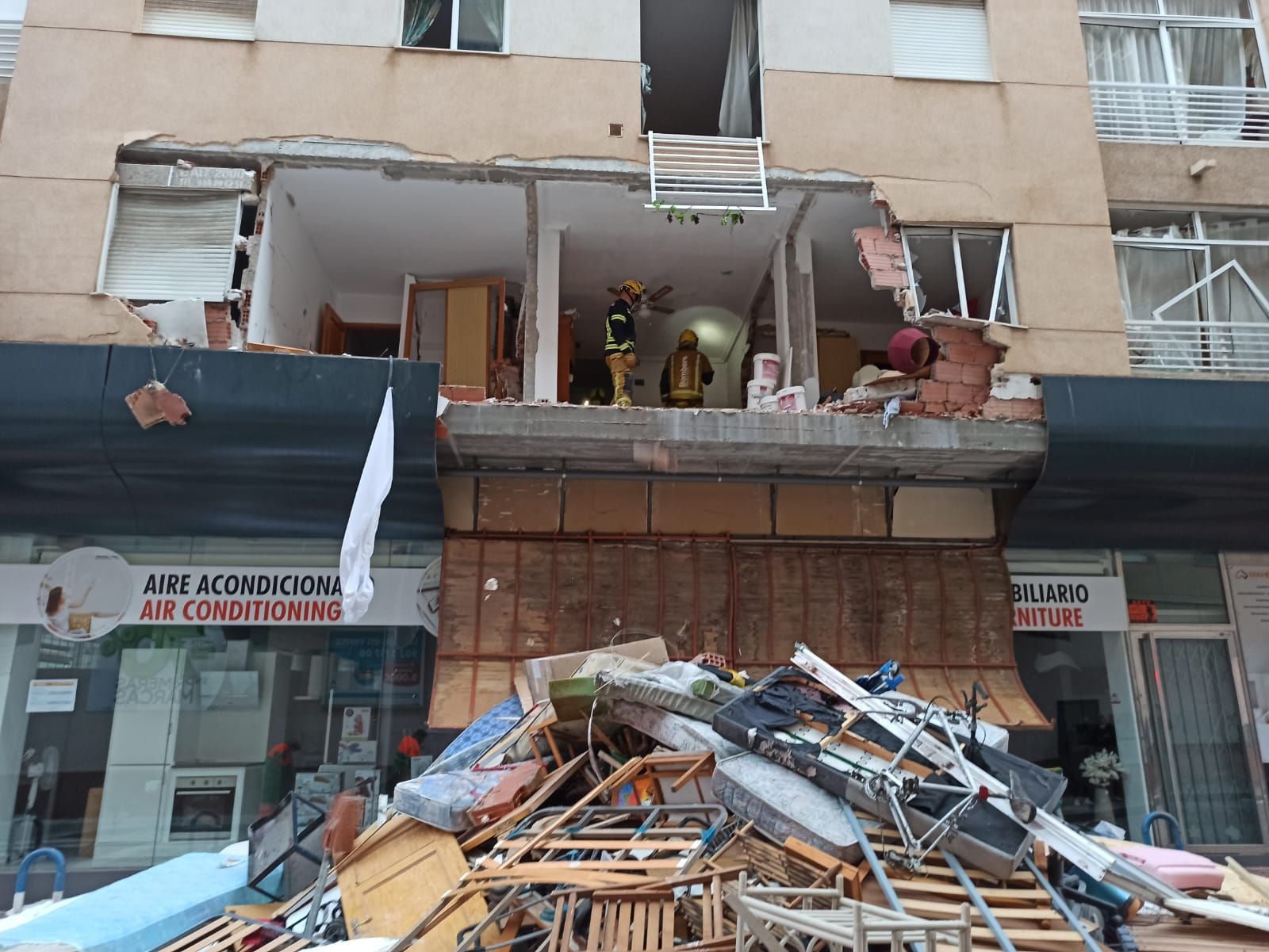 Una gran explosión destroza un edificio de Torrevieja