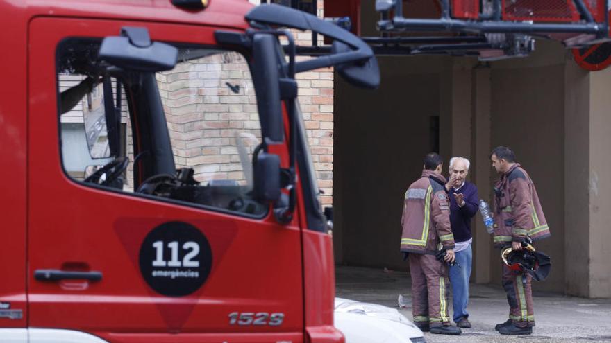 Els Bombers, sortint d&#039;un edifici de Girona en el qual s&#039;havia declarat un incendi durant el juny passat