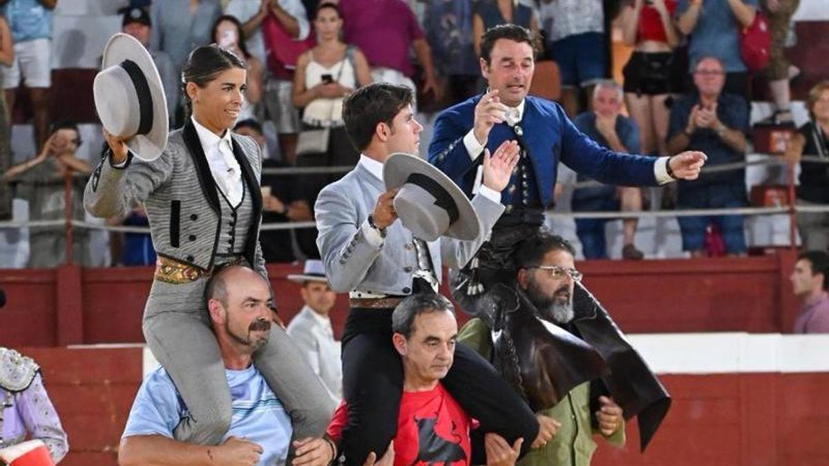 Los tres rejoneadores salieron en hombros, ayer en Ondara.