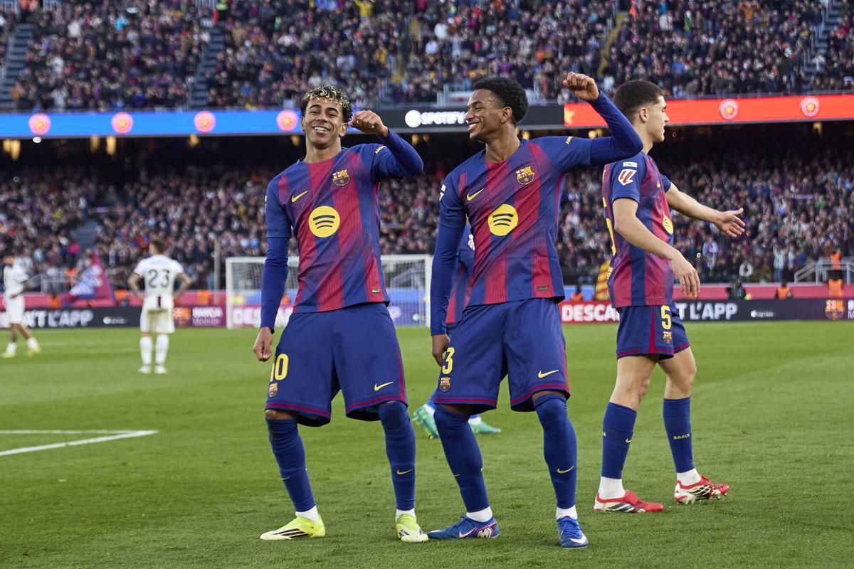 Balde baila con Lamine Yamal tras un gol del delantero, con Cubarsí detrás, en el Camp Nou.