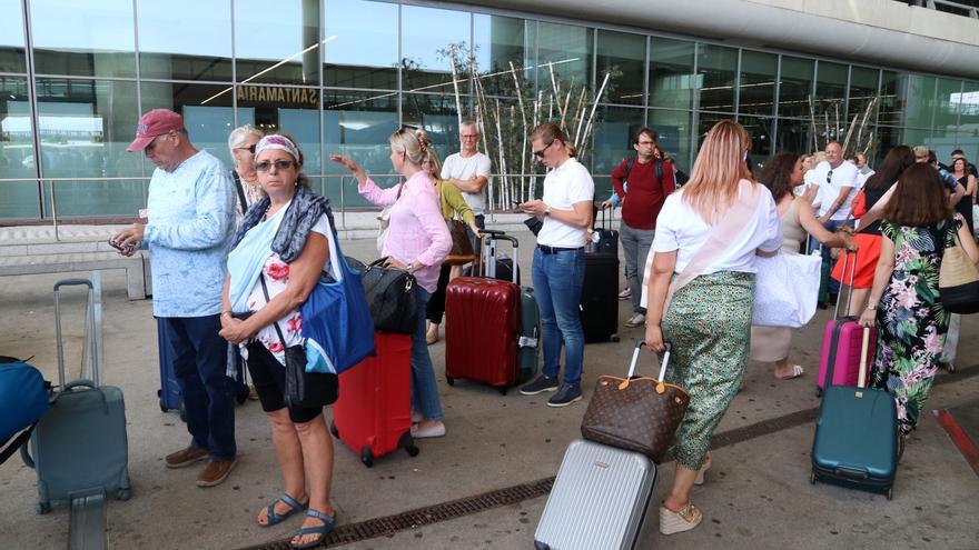 Salida y llegada de pasajeros en el aeropuerto Costa del Sol de la capital, a 1 de julio de 2022 en Málaga (Andalucía, España)