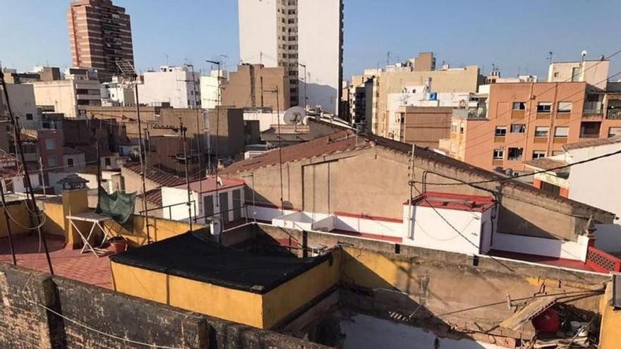 Evacuadas 12 personas tras derrumbarse el techo de un edificio