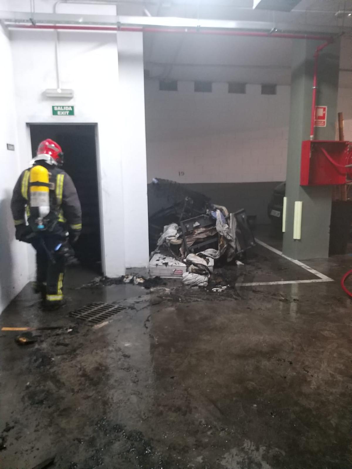 Bomberos, tras sofocar el incendio originado en unos colchones en el sótano del hotel.