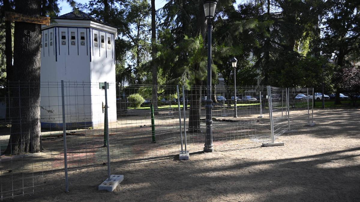 El área infantil del parque de Castelar, ya sin juegos y vallada.