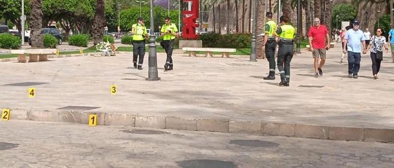 Agentes de la Guardia Civil de Tráfico inspeccionan el lugar del accidente, en el Paseo Sagrera.