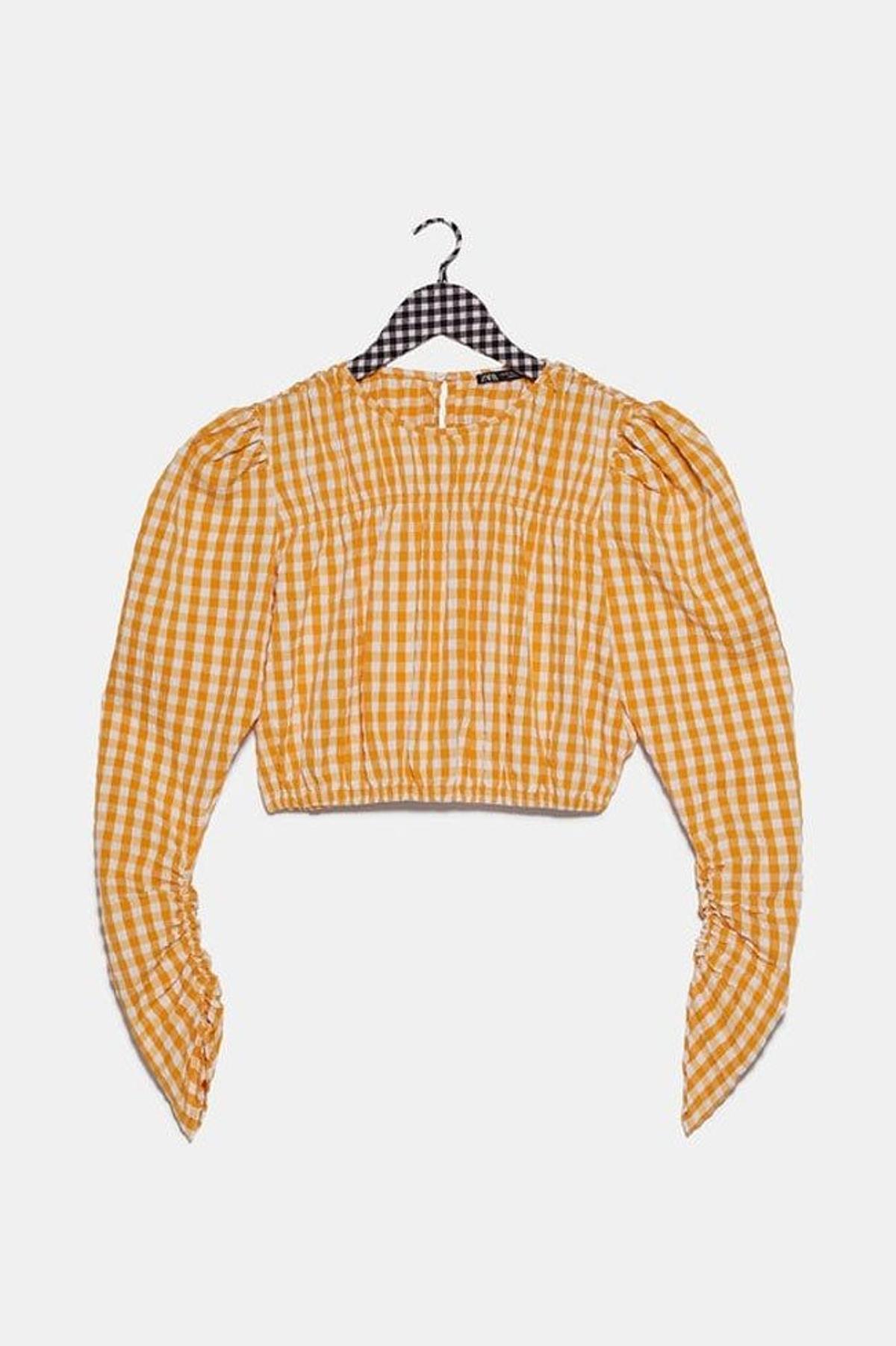 Blusa de cuadro vichy naranja claro y blanco de Zara. (Precio: 22, 95 euros)