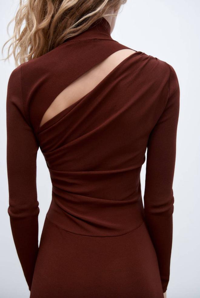 Detalle de la espalda del vestido de punto de Zara
