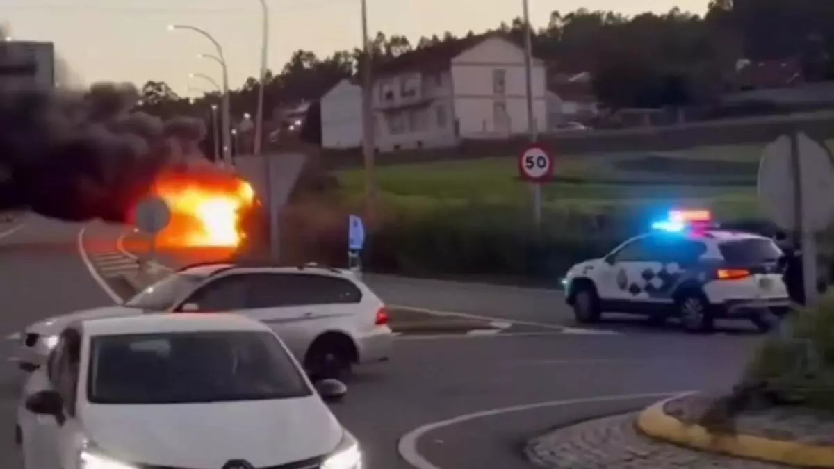 Una furgoneta en llamas y sin conductor circula sembrando el caos en O Castiñeiriño