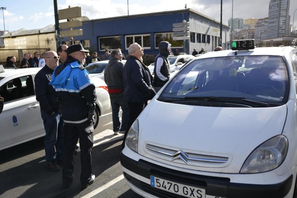 Taxistas de la ciudad marchan en caravana por A Coruña dentro de una jornada de protestas del sector del taxi contra los vehículos de transporte colectivo