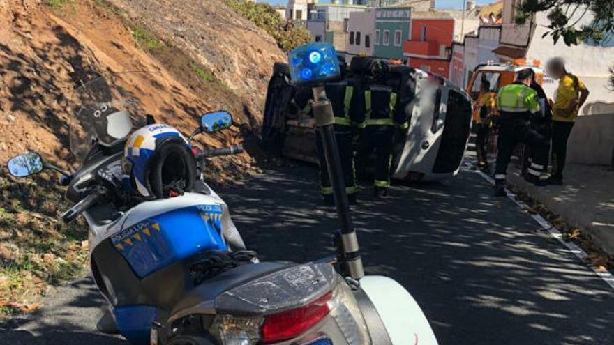 Colisión y vuelco de un coche en el barrio de El Cardón