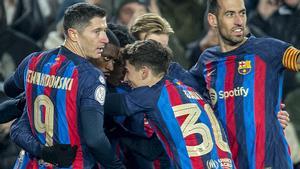 Dembelé felicitado por sus compañeros tras anotar el único gol de la noche