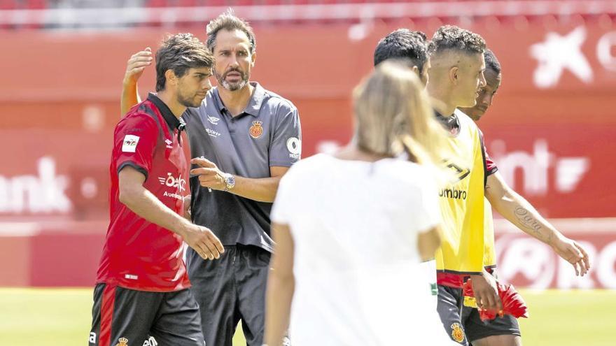 Vicente Moreno felicita a José Ángel, tras la victoria por 4 a 0 conseguida ante el Llagostera en Son Moix.
