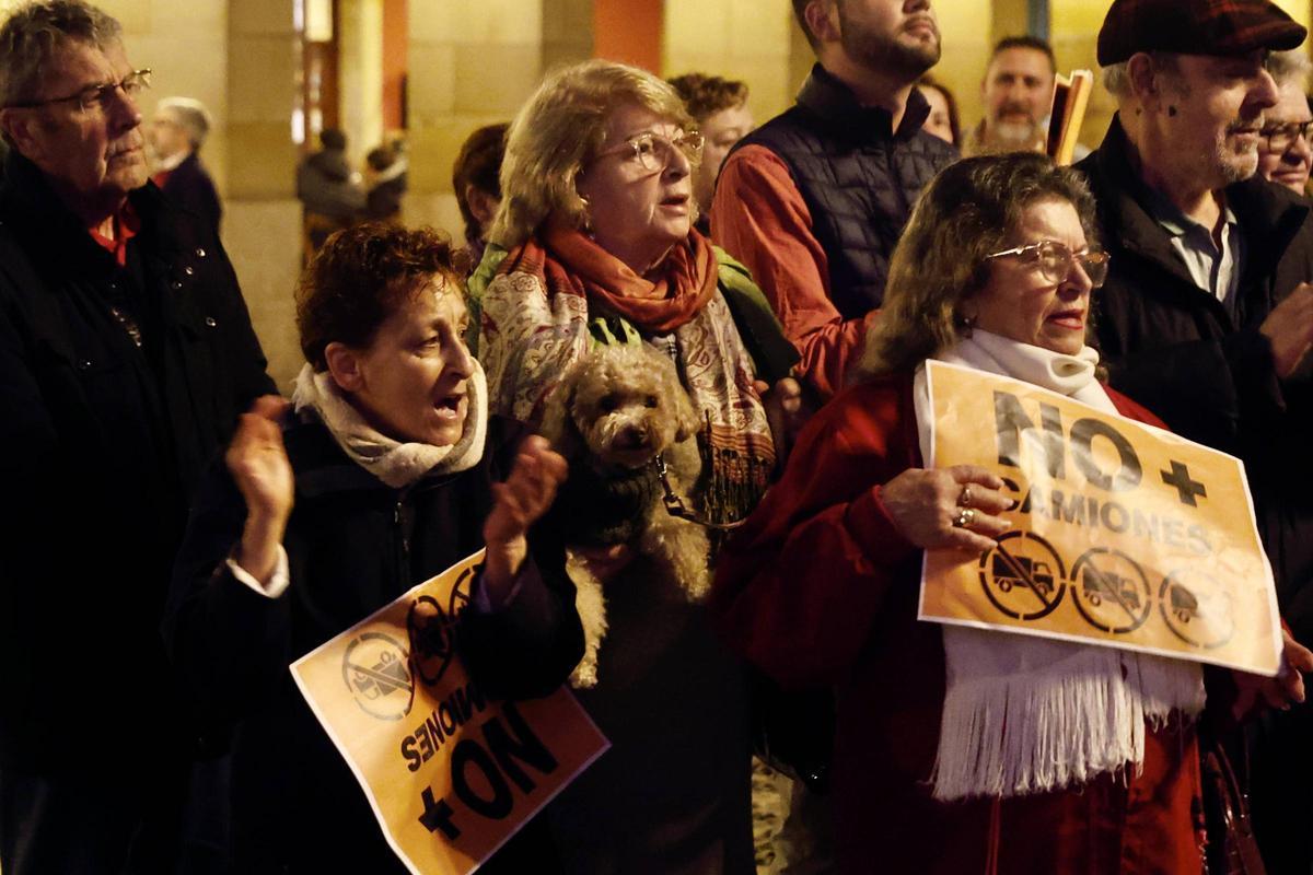 La movilización vecinal por los camiones en Gijón, en imágenes