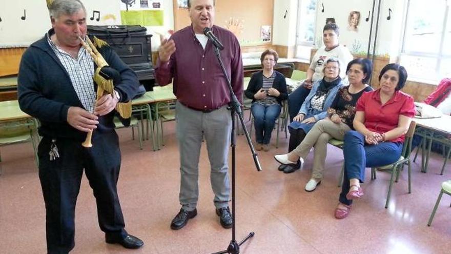 Jesús García «Casera» y José Antonio González «Cantu la vara» en la escuela de tonada asturiana en Cangas del Narcea.