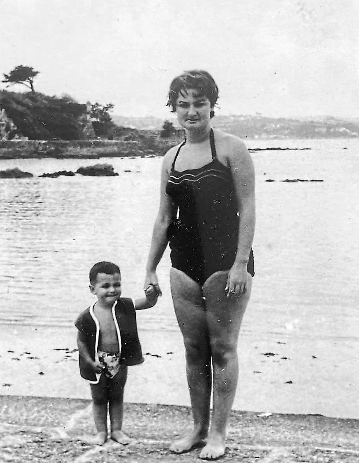 La Ciudad que Viví: Manuel Crespo Díaz, con su madre.