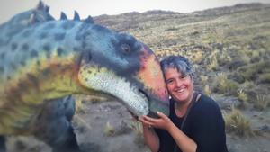 La autora, junto con la recreación de un dinosaurio