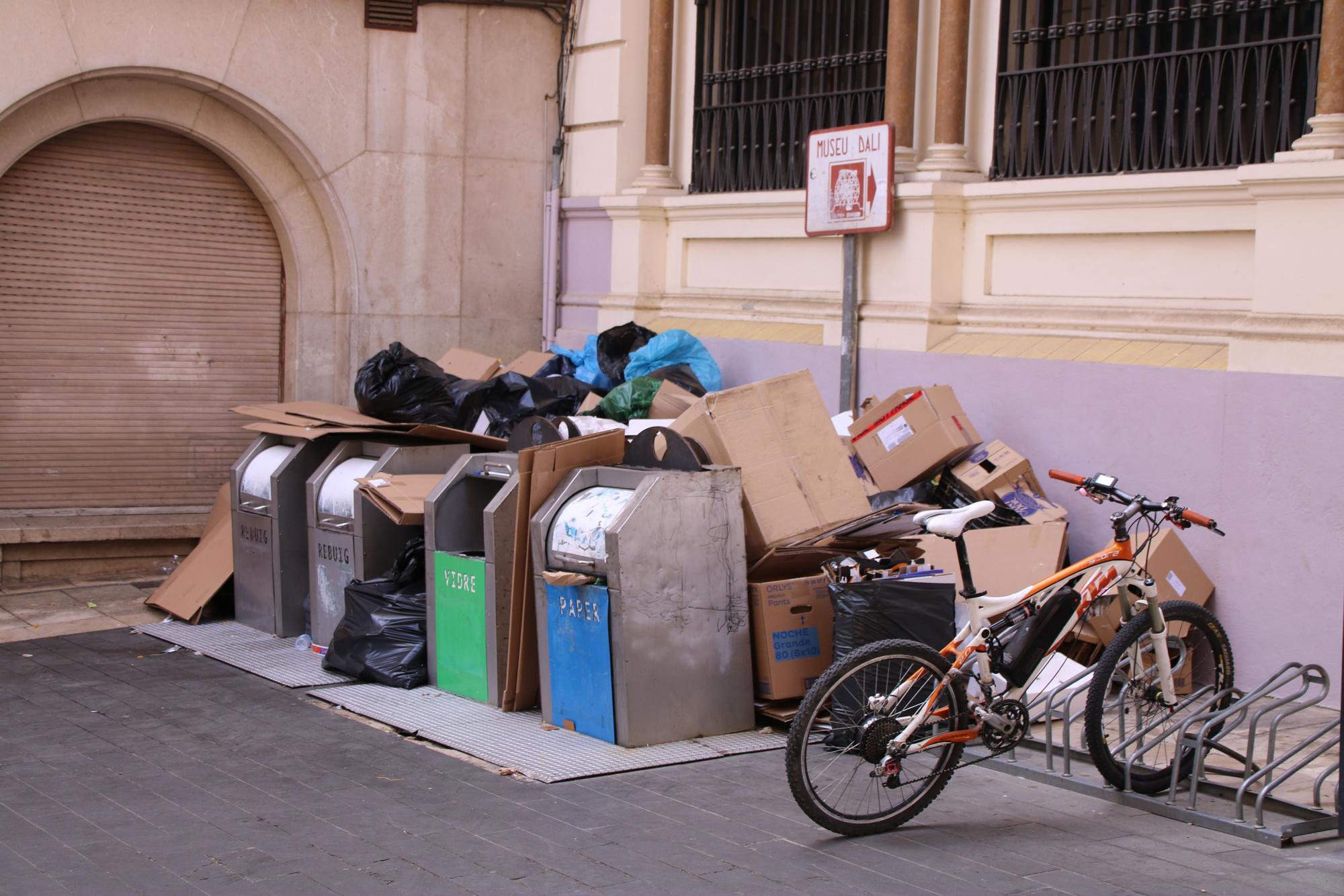 Deixalles acumulades per la vaga d'escombraries