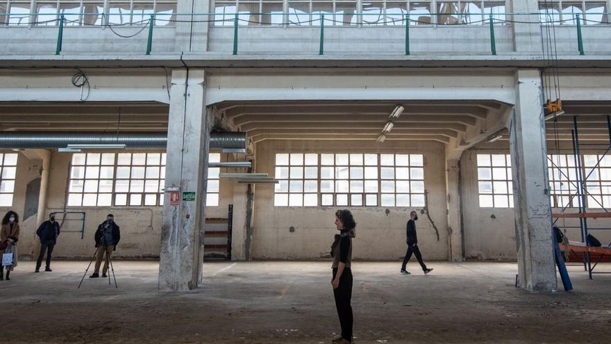 Alejandra Pombo, en el centro, durante su ‘performance’ en la antigua fábrica de armas. | // CASTELEIRO/ROLLER AGENCIA