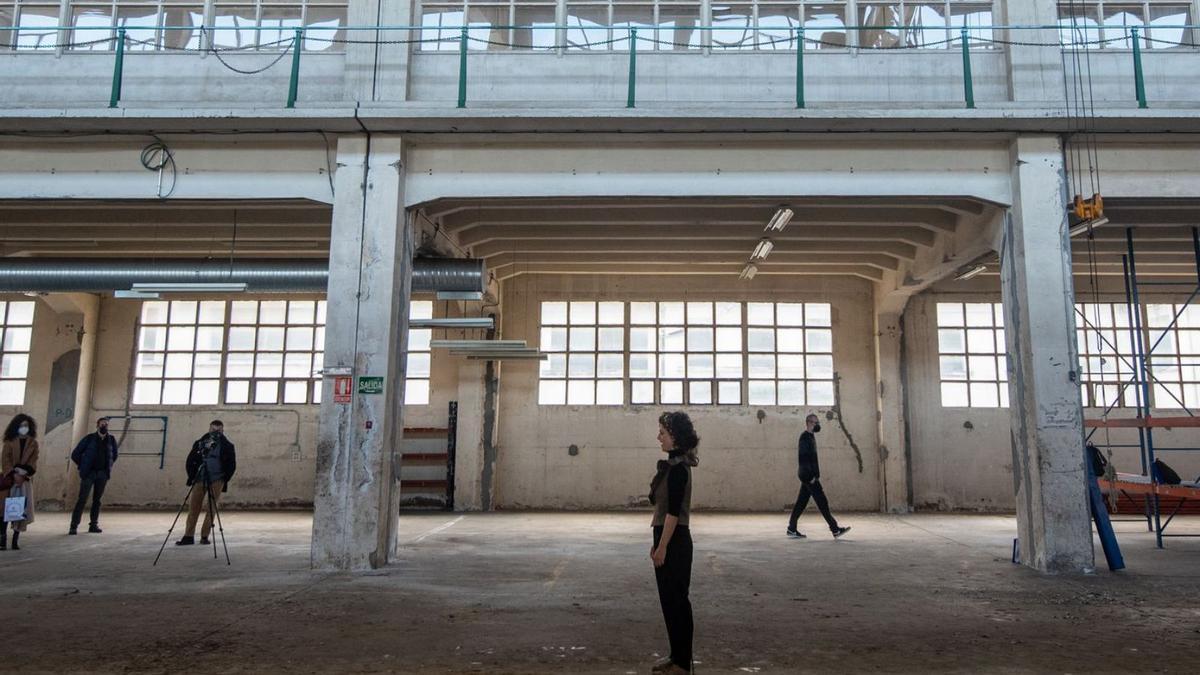 Alejandra Pombo, en el centro, durante su ‘performance’ en la antigua fábrica de armas.  | // CASTELEIRO/ROLLER AGENCIA