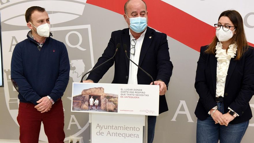 El alcalde de Antequera, Manuel Barón, junto con la teniente de alcalde de Cultura, Ferias, Tradiciones y Juventud, Elena Melero; y el presidente de la Asociación de Belenistas Noche de Paz, Juan Pablo Montesinos