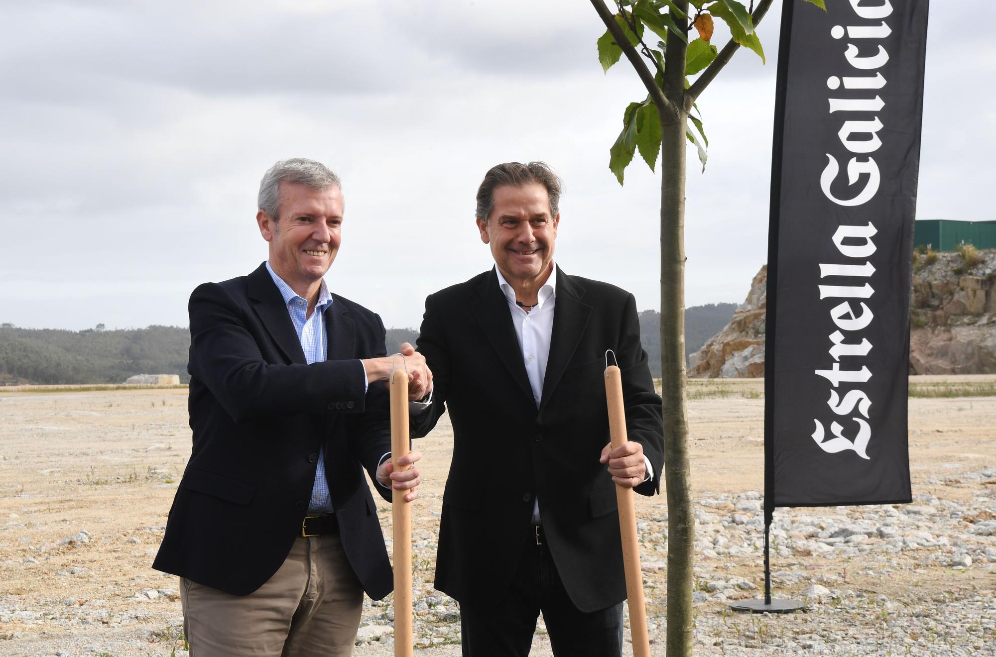 Primera piedra de la nueva fábrica de Estrella Galicia en Morás (Arteixo)