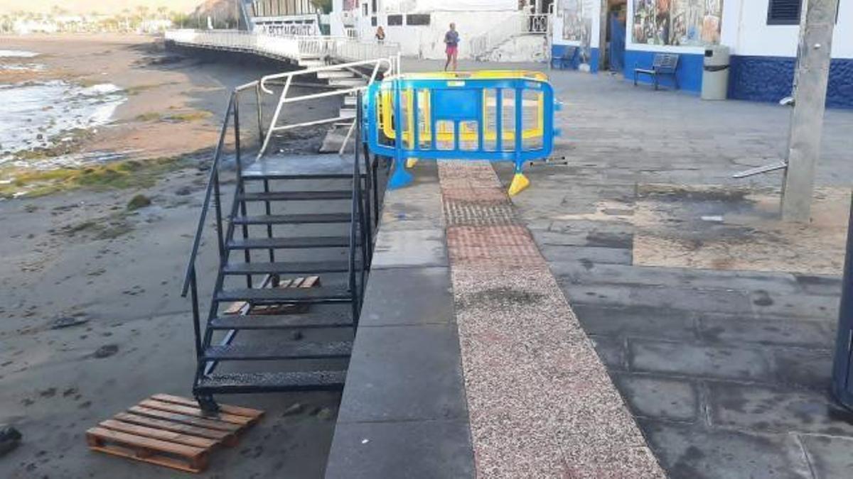 La escalera del cementerio de Gran Tarajal utilizada en la avenida de Las Playitasdurante las fiestas.