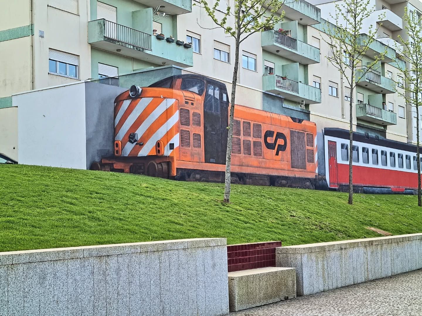 El mural hiperrealista que «devuelve» el tren a Monçao