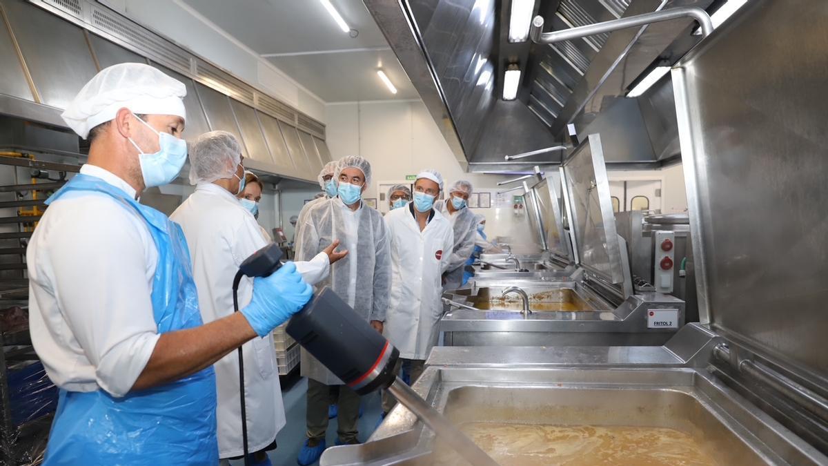 Román Rodríguez y Carmen Cotelo, con trabajadores de Culinaria.
