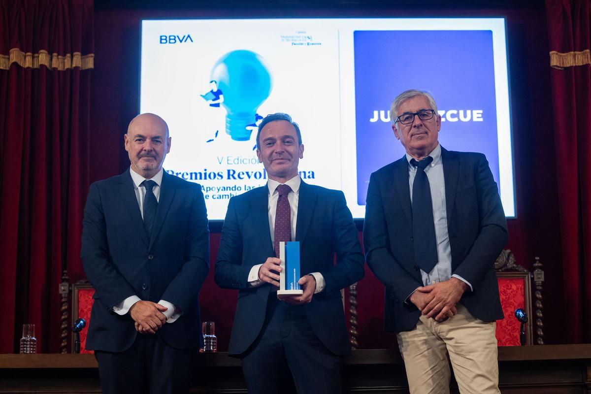 El secretario autonómico de Hacienda y Financiación de la Generalitat Valenciana, Eusebio Monzón, entregó el premio a Antonio Bernal y Manuel Arias, director general y responsable de la Zona Sur respectivamente de Juan Azcue S.A.