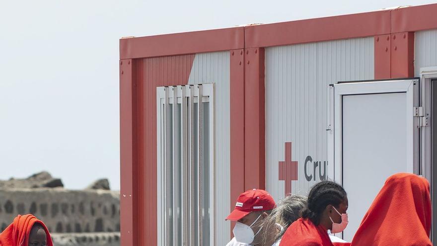 La Cruz Roja atiende a un grupo de menores que llegó a Lanzarote en patera el pasado 16 de julio. | | ADRIEL PERDOMO/EFE